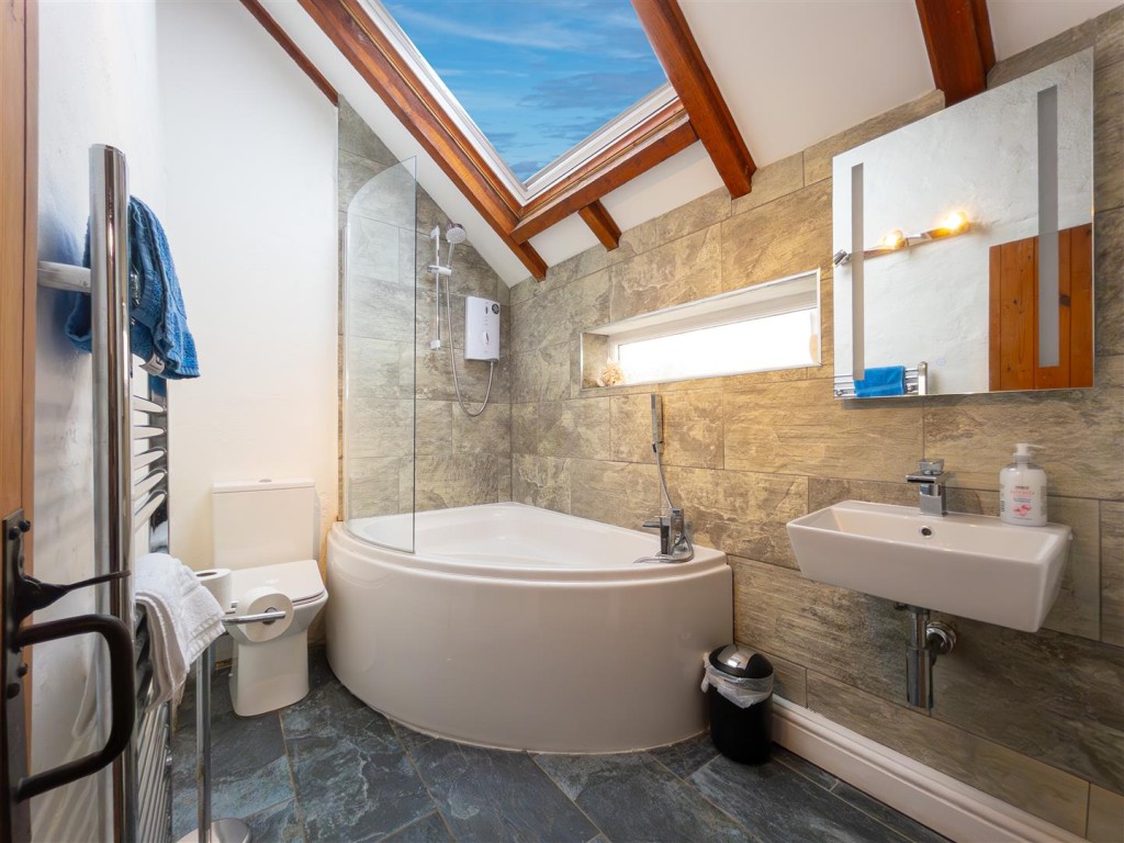 Lot: 47284 - DETACHED WELL PRESENTED THREE-BEDROOM BEACH HOUSE IN IDYLLIC LOCATION - Family bathroom